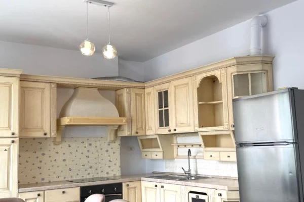 Shtepi me qera Apartament ne Tirane, 2+1, Mobilimi E mobiluar, Pagesa 600  Euro.