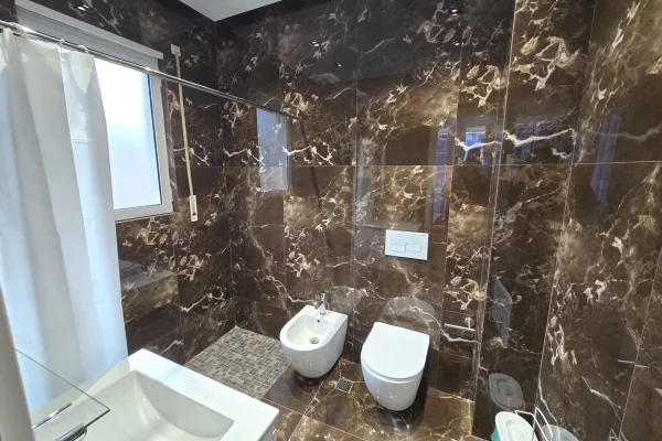 Shtepi ne shitje Apartament ne Tirane, 2+1, Mobilimi E mobiluar, Pagesa 210,000  Euro.