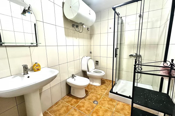 Shtepi me qera Apartament ne Tirane, 2+1, Mobilimi E mobiluar, Pagesa 700  Euro.