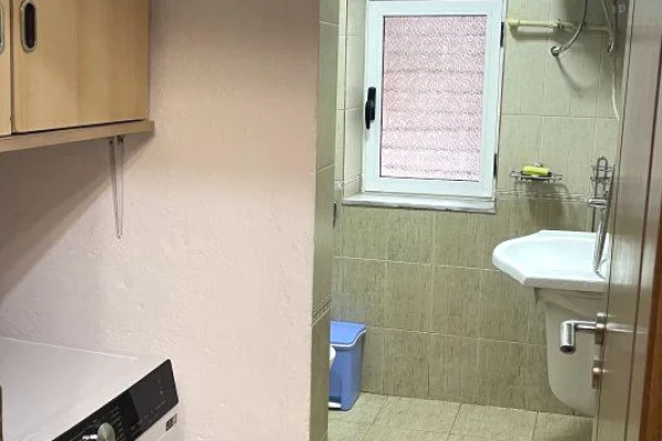 Shtepi me qera Apartament ne Tirane, 1+1, Mobilimi E mobiluar, Pagesa 550  Euro.