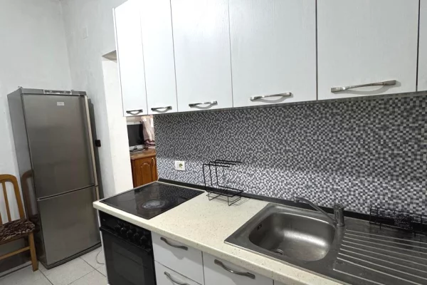 Shtepi me qera Apartament ne Tirane, 1+1, Mobilimi E mobiluar, Pagesa 250  Euro.
