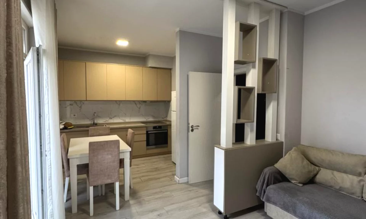 Shtepi ne shitje Apartament ne Tirane, 1+1, Mobilimi Bosh, pa mobiluar, Pagesa 133,000  Euro.