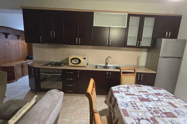 Shtepi me qera Apartament ne Tirane, 2+1, Mobilimi E mobiluar, Pagesa 550  Euro.