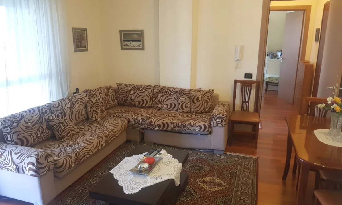 Shtepi me qera Apartament ne Tirane, 1+1, Mobilimi E mobiluar, Pagesa 700  Euro.