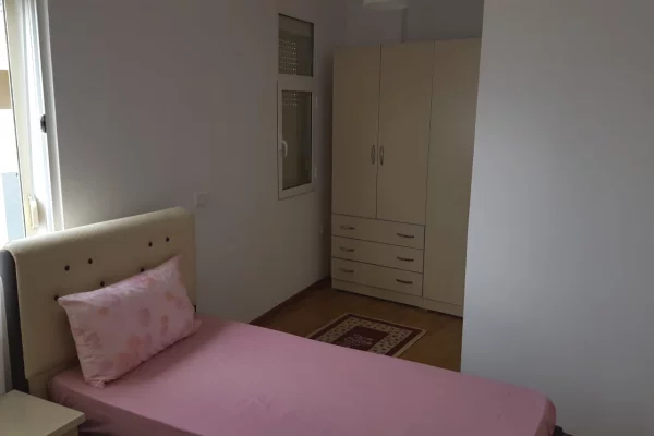 Shtepi me qera Apartament ne Tirane, 2+1, Mobilimi E mobiluar, Pagesa 400  Euro.