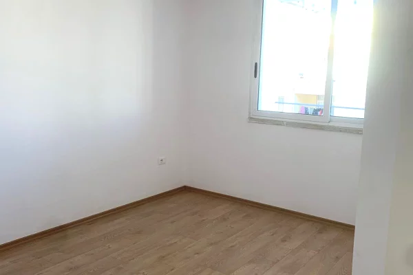 Shtepi ne shitje Apartament ne Tirane, 2+1, Mobilimi Pjeserisht e mobiluar, Pagesa 140,000  Euro.