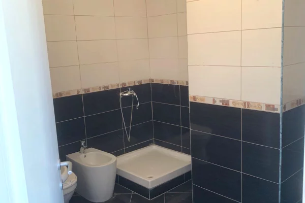 Shtepi ne shitje Apartament ne Tirane, 2+1, Mobilimi Pjeserisht e mobiluar, Pagesa 140,000  Euro.