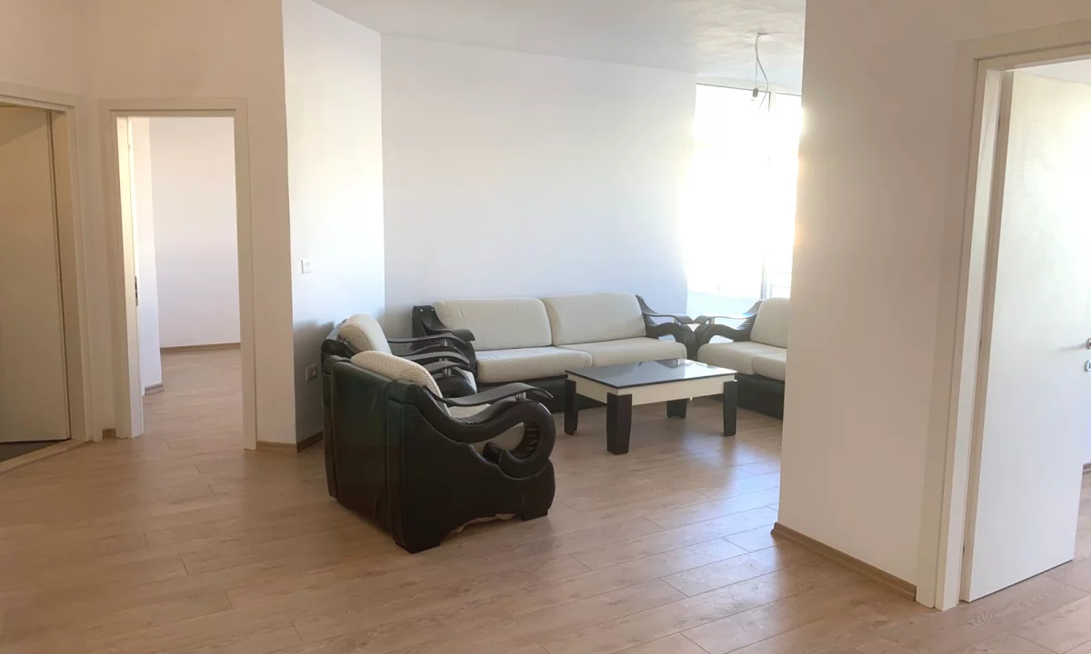 Shtepi ne shitje Apartament ne Tirane, 2+1, Mobilimi Pjeserisht e mobiluar, Pagesa 140,000  Euro.