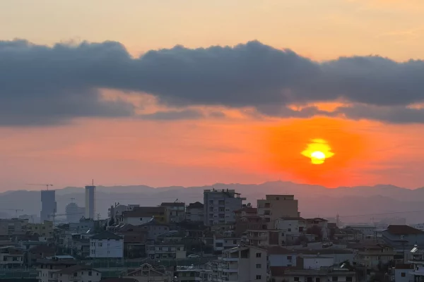 Shtepi me qera Apartament ne Tirane, 3+1, Mobilimi E mobiluar, Pagesa 650  Euro.