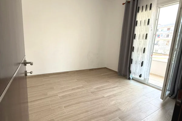 Shtepi me qera Apartament ne Tirane, 3+1, Mobilimi E mobiluar, Pagesa 650  Euro.