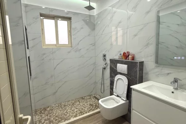 Shtepi me qera Apartament ne Tirane, 3+1, Mobilimi E mobiluar, Pagesa 650  Euro.