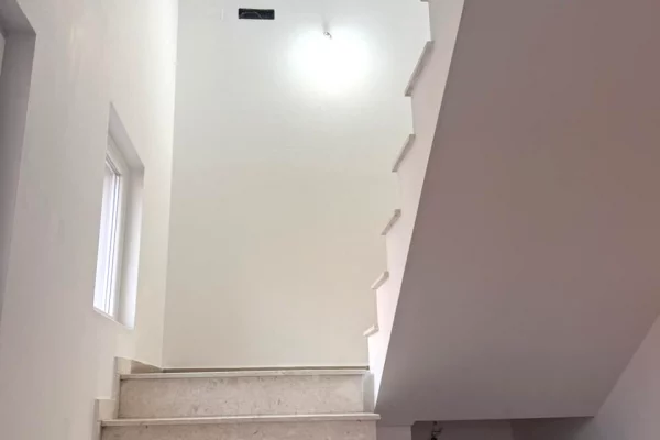 Shtepi me qera Apartament ne Tirane, 3+1, Mobilimi E mobiluar, Pagesa 650  Euro.