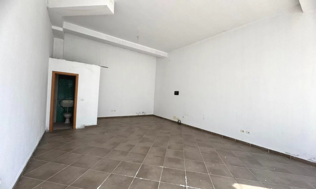 Ambient Biznesi me Qera ne Astir  (Vila L 2) !