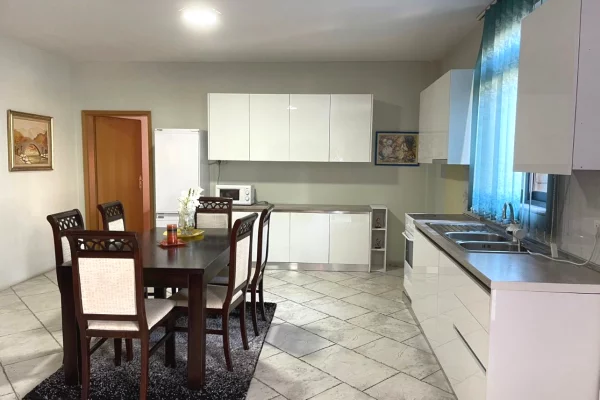 Shtepi me qera Apartament ne Tirane, 2+1, Mobilimi E mobiluar, Pagesa 650  Euro.
