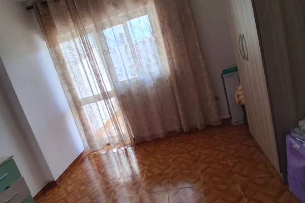 Shtepi me qera Apartament ne Tirane, 2+1, Mobilimi E mobiluar, Pagesa 450  Euro.
