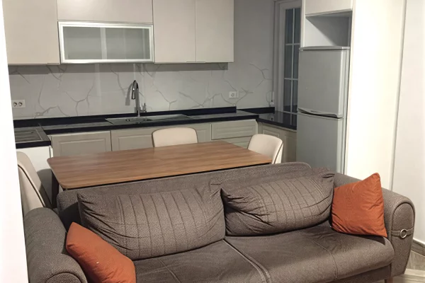 Rruga "5 Maji"   -   Jepet me Qira Apartament 1+1  !