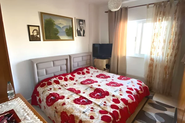 Shtepi ne shitje Apartament ne Tirane, 2+1, Mobilimi E mobiluar, Pagesa 185,000  Euro.