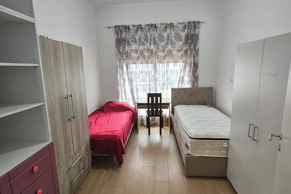 Shtepi me qera Apartament ne Tirane, 2+1, Mobilimi E mobiluar, Pagesa 550  Euro.