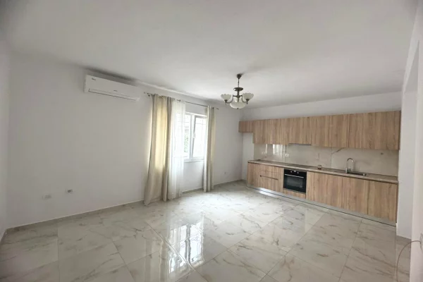 Jepet apartament me qira 1+1+ ballkon në zonën e Selitës së Vogël !