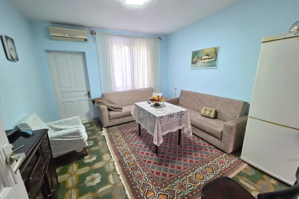 Jepet me Qira Vilë 1-Katëshe me Oborr – Qendër, pranë Kafe Flora !