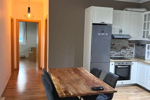 Shtepi me qera Apartament ne Tirane, 2+1, Mobilimi E mobiluar, Pagesa 850  Euro.