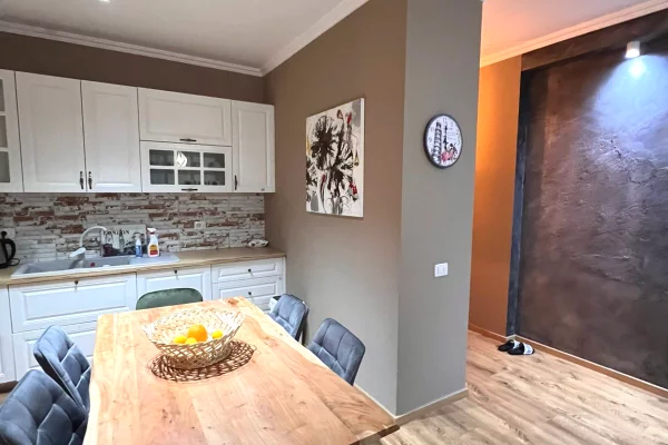 Shtepi me qera Apartament ne Tirane, 2+1, Mobilimi E mobiluar, Pagesa 850  Euro.