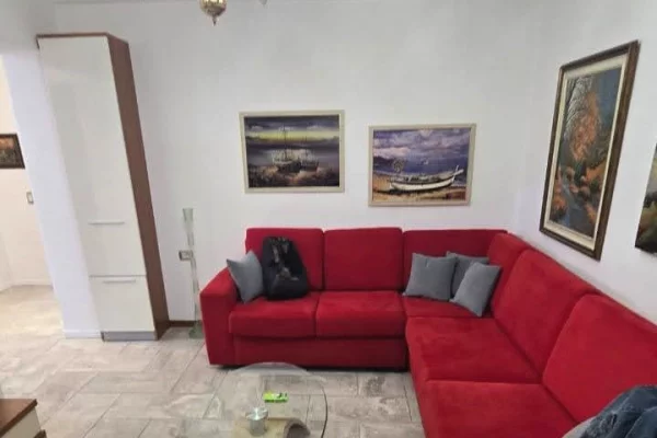 Jepet me Qira Apartament 2+1 – Përballë Medresesë !