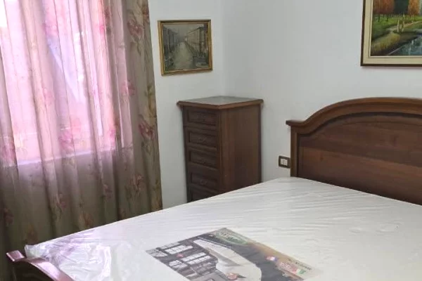Shtepi me qera Apartament ne Tirane, 2+1, Mobilimi E mobiluar, Pagesa 550  Euro.