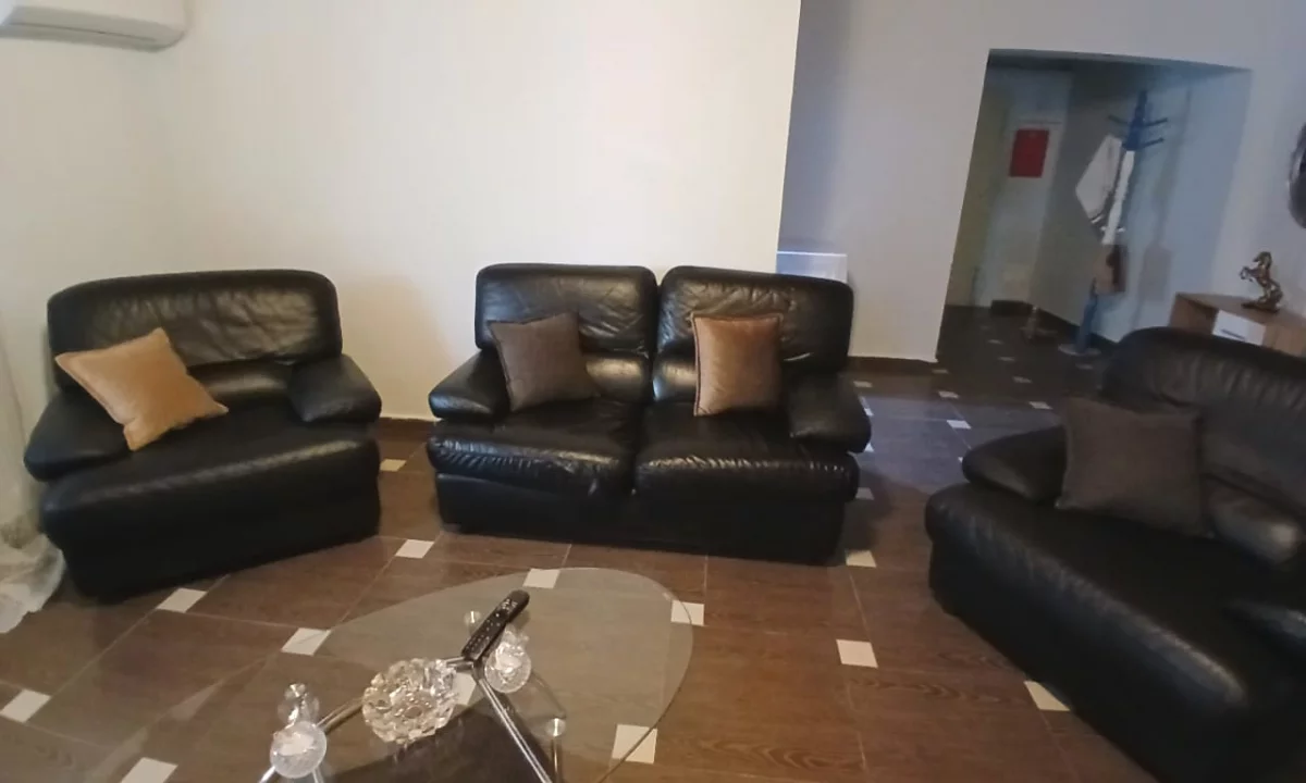 Shtepi me qera Apartament ne Tirane, 3+1, Mobilimi E mobiluar, Pagesa 700  Euro.