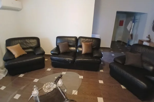 Shtepi me qera 3+1 ne Tirane - 700 Euro