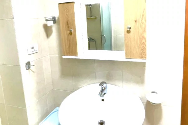 Shtepi me qera Apartament ne Tirane, 2+1, Mobilimi E mobiluar, Pagesa 450  Euro.