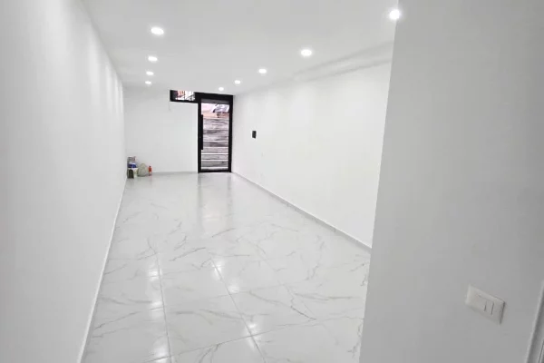 Ambiente Commerciale in Vendita 1+1 a Tirana - 110,000 Euro