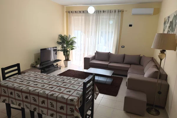 Tek Liqeni i Thatë Jepet me qira Apartament 2+1+2 + 1 ballkon !