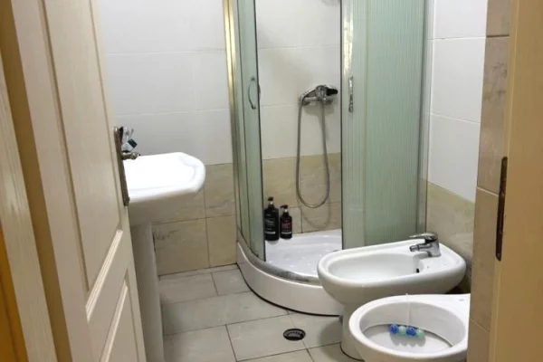 Shtepi me qera Apartament ne Tirane, 2+1, Mobilimi E mobiluar, Pagesa 550  Euro.