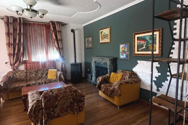 VILË LUKSOZE 4-KATËSHE ME QIRA – SANATORIUMI !