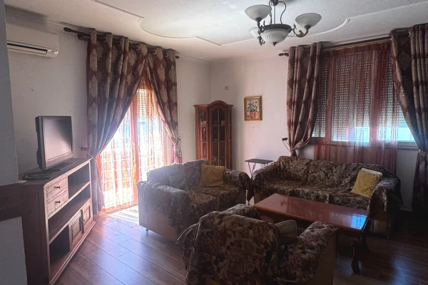 Shtepi me qera Vila Luksoze ne Tirane, 5+1, Mobilimi E mobiluar, Pagesa 2,000  Euro.