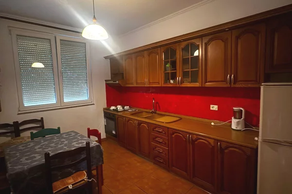 Shtepi me qera Vila Luksoze ne Tirane, 5+1, Mobilimi E mobiluar, Pagesa 2,000  Euro.