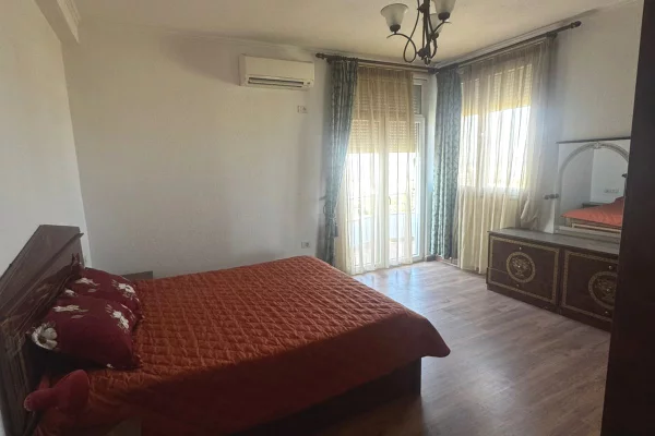 Shtepi me qera Vila Luksoze ne Tirane, 5+1, Mobilimi E mobiluar, Pagesa 2,000  Euro.