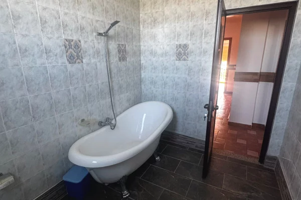 Shtepi me qera Vila Luksoze ne Tirane, 5+1, Mobilimi E mobiluar, Pagesa 2,000  Euro.