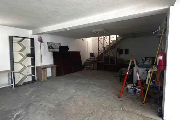 Shtepi me qera Vila Luksoze ne Tirane, 5+1, Mobilimi E mobiluar, Pagesa 2,000  Euro.