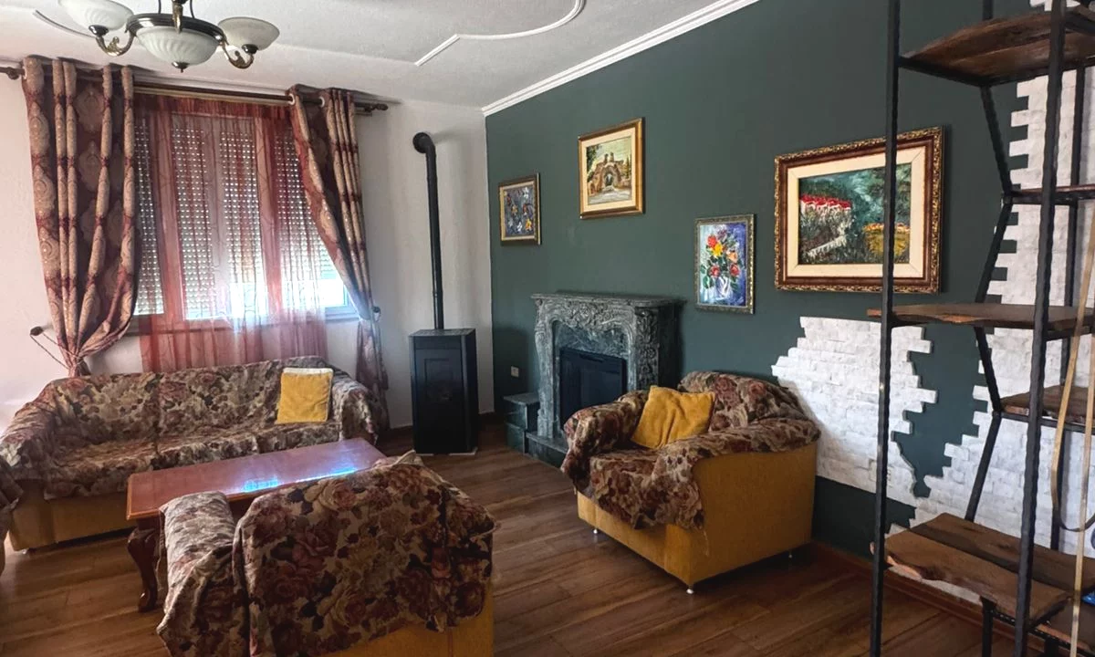 Shtepi me qera Vila Luksoze ne Tirane, 5+1, Mobilimi E mobiluar, Pagesa 2,000  Euro.