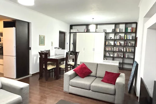 Tek Rruga e Elbasanit Apartament 2+1+2 + 1 ballkon me qira  !