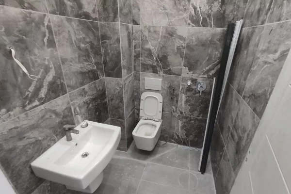 Shtepi me qera Apartament ne Tirane, 2+1, Mobilimi Bosh, pa mobiluar, Pagesa 600  Euro.