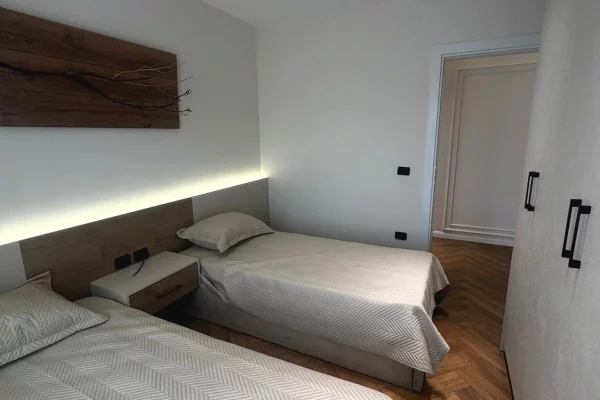 Shtepi me qera Apartament ne Tirane, 2+1, Mobilimi E mobiluar, Pagesa 250,000  Euro.