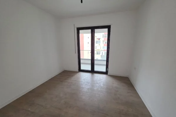 Shtepi ne shitje Apartament ne Tirane, 2+1, Mobilimi Bosh, pa mobiluar, Pagesa 275,600  Euro.