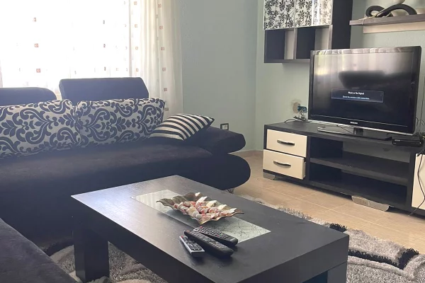 Shtepi me qera Apartament ne Tirane, 2+1, Mobilimi E mobiluar, Pagesa 400  Euro.