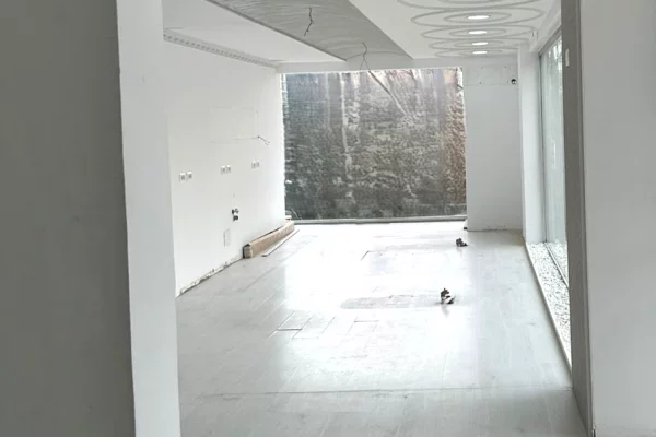 Ambient biznesi me qira – 21 Dhjetori Kati: 1 banim (me ashensor) ! 