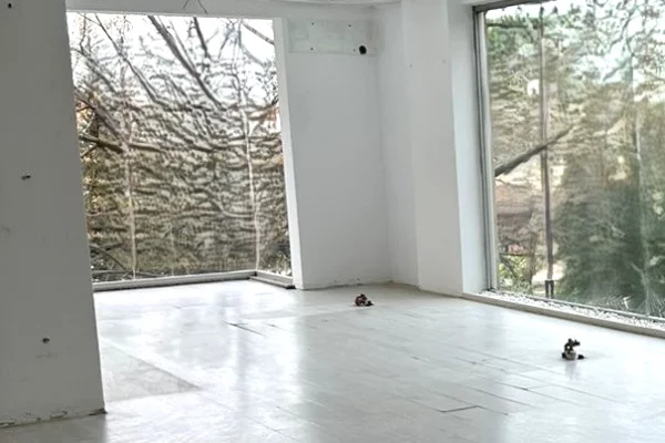 Ambient biznesi me qira – 21 Dhjetori Kati: 1 banim (me ashensor) ! 