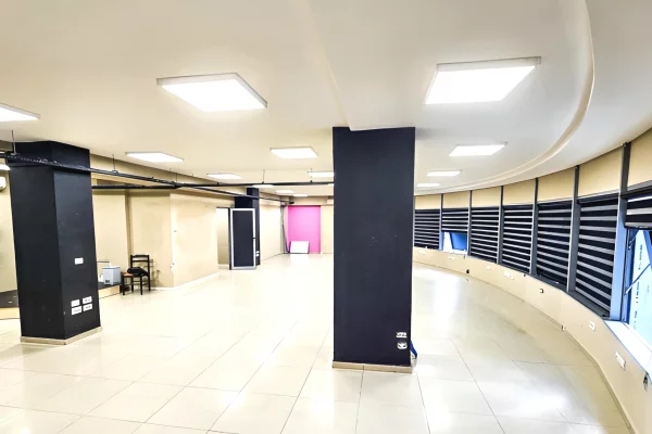 Jepet Ambjent me Qira - Rruga e Dibres, Afer Selvise -siperfaqe totale 300 m2!