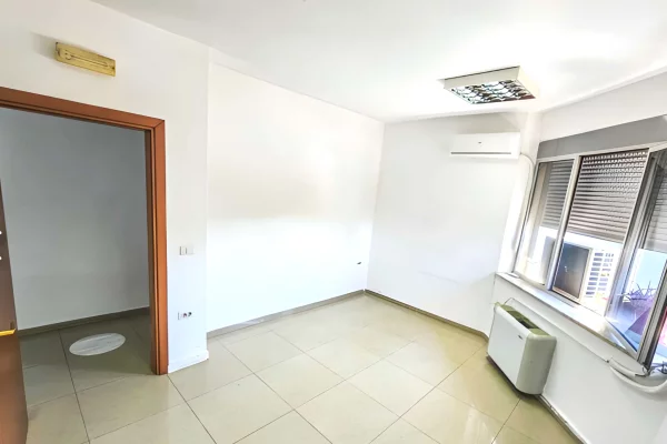 Jepet Ambjent me Qira - Rruga e Dibres, Afer Selvise -siperfaqe totale 300 m2!